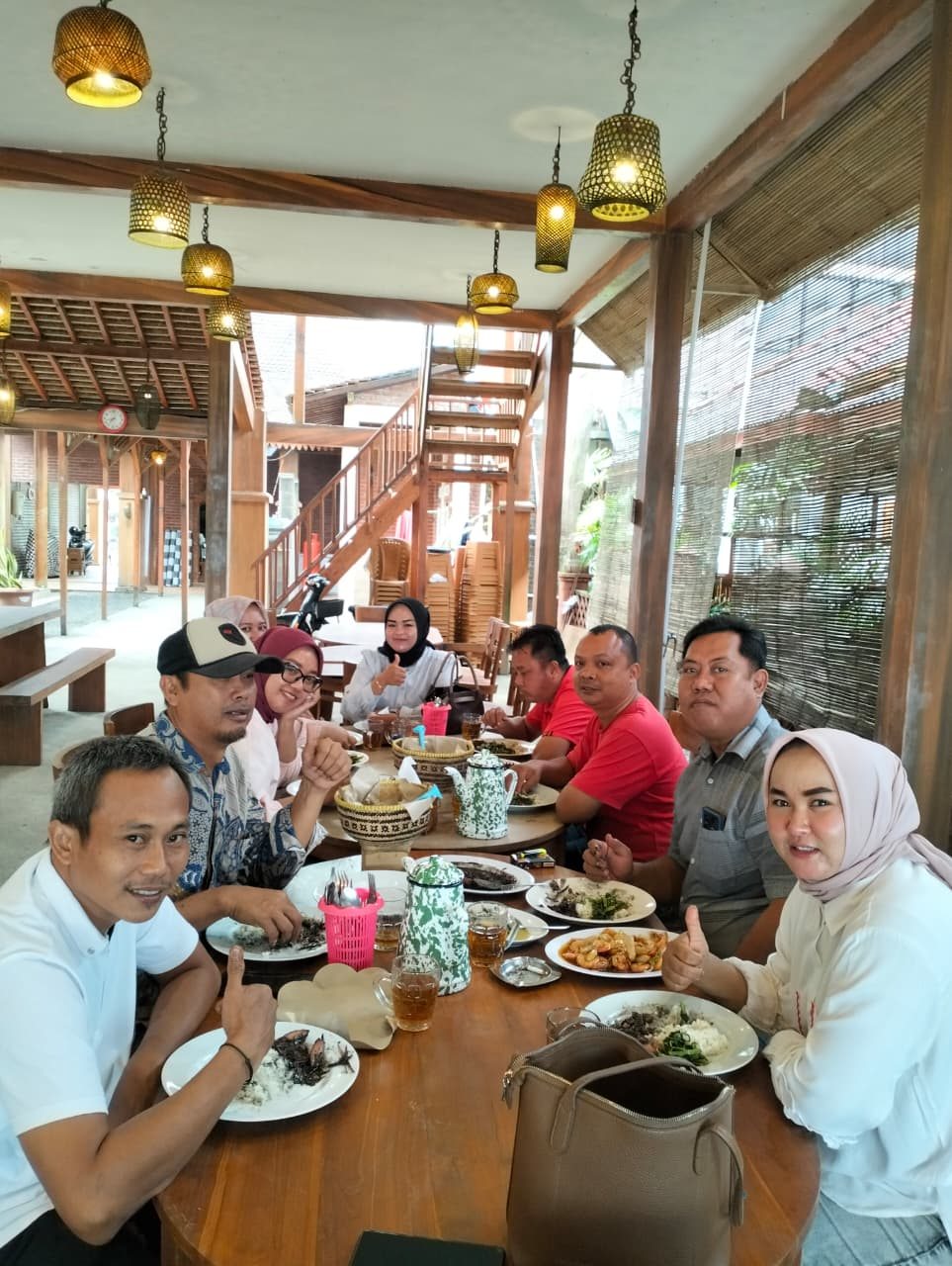 Suasana makan di area dalam CK Seafood