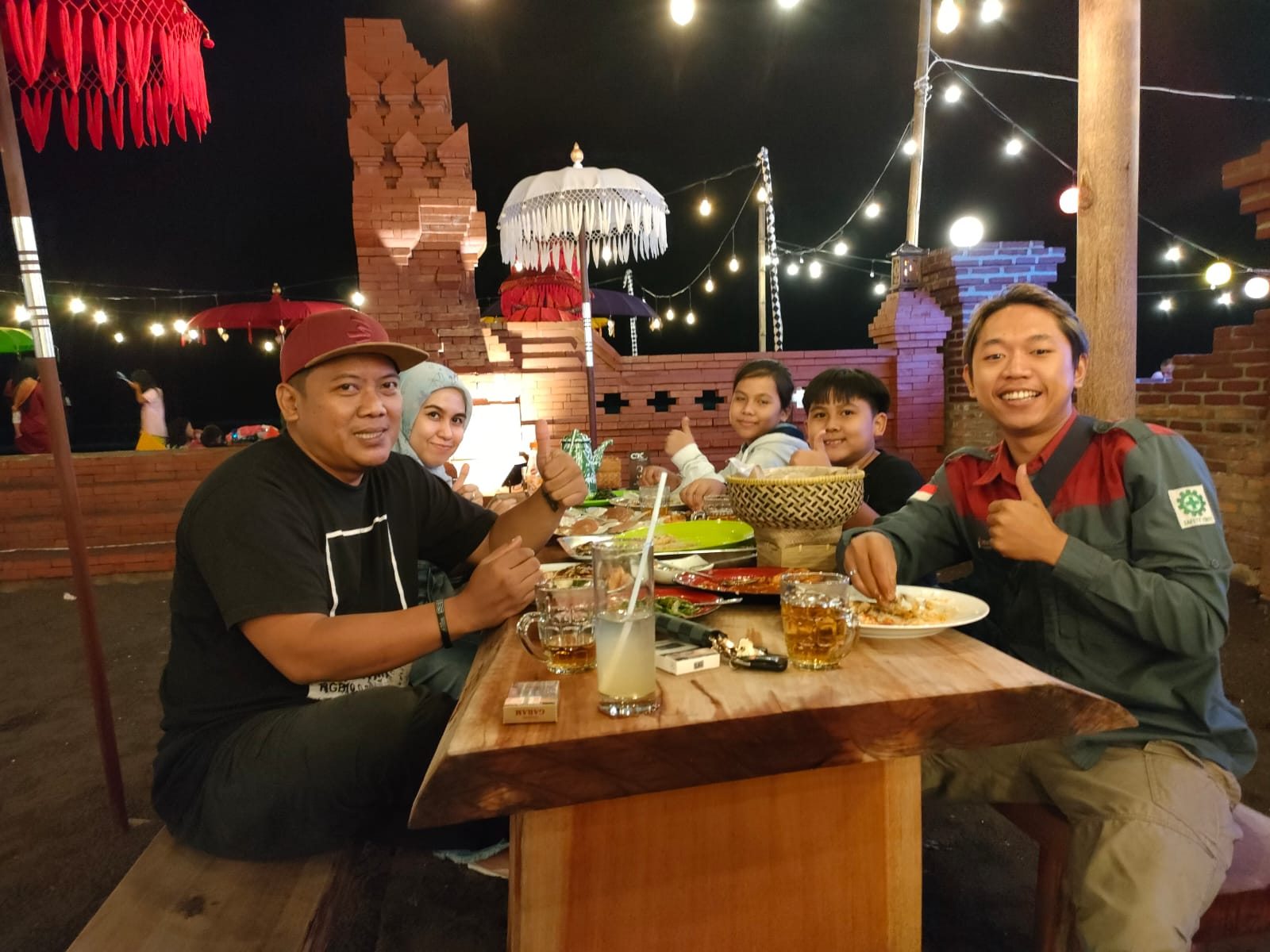 Pelanggan makan bersama di CK Seafood