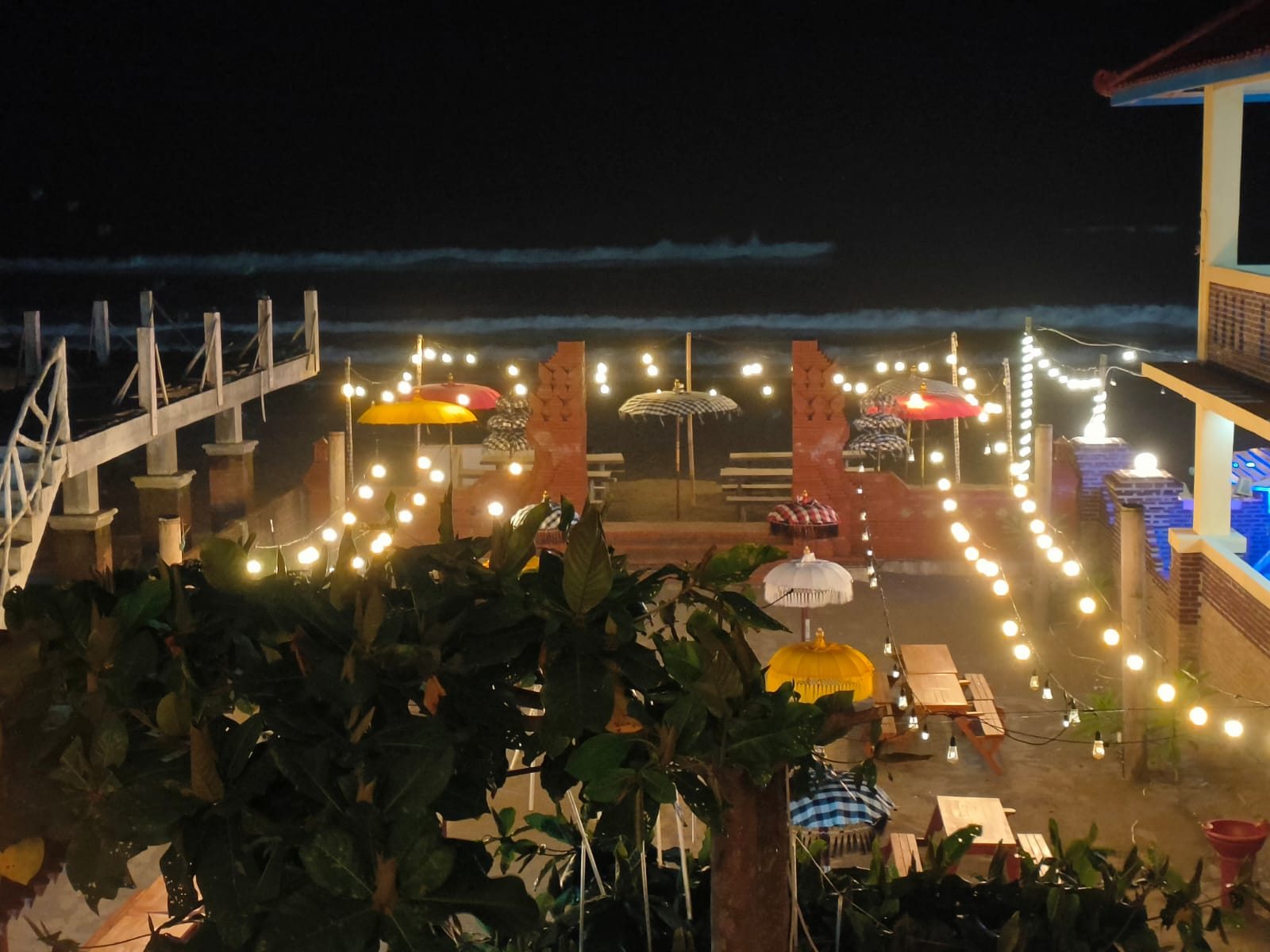 Area makan CK Seafood dekat pantai pada malam hari